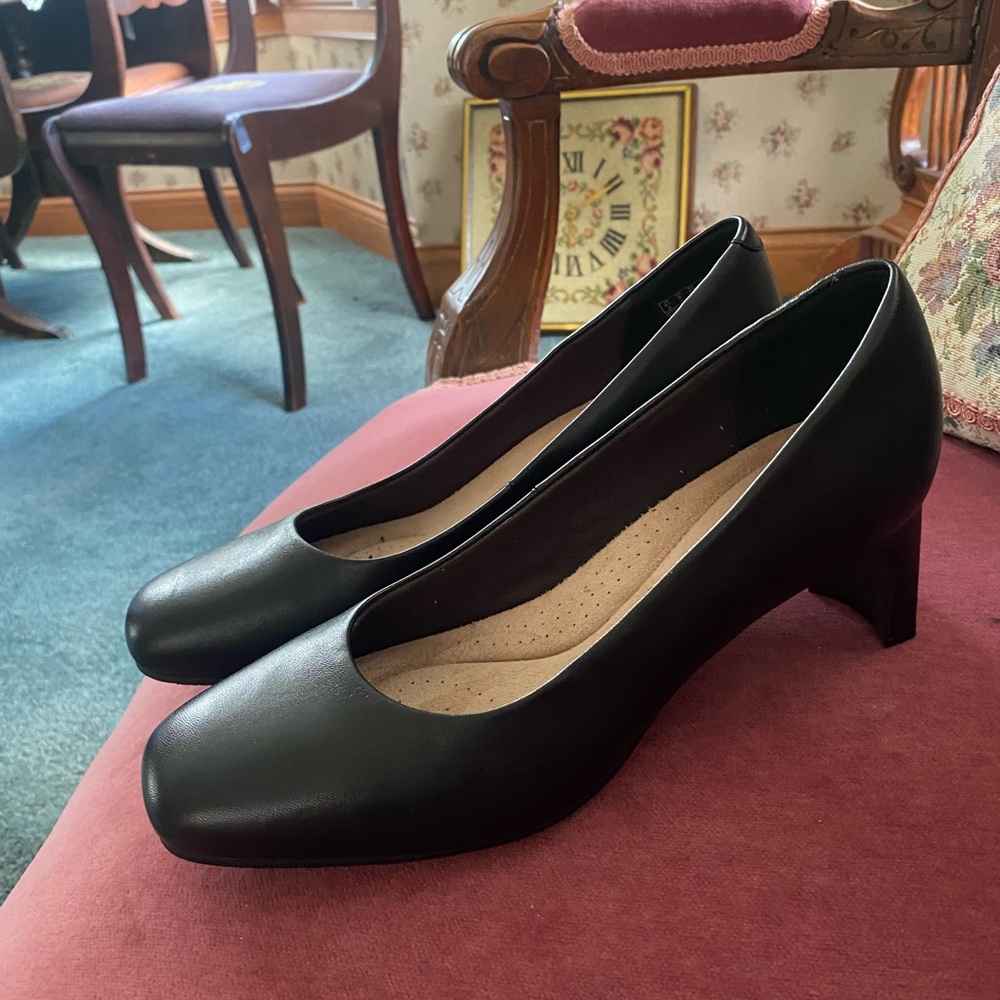 Clarks Kyndall Heels | Size 9